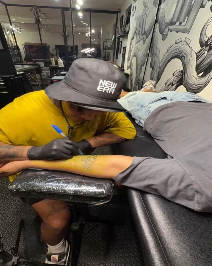 Sesión de tatuaje en El Kubo